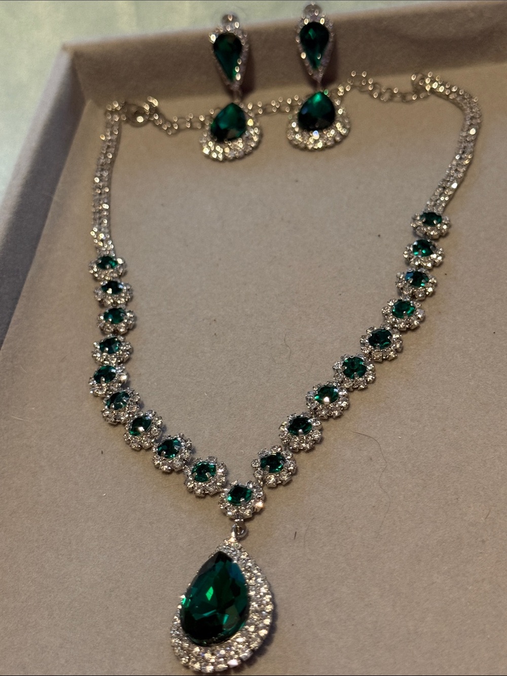 Emerald Teardrop Crystal Necklace and Earrings Set - Green - Picture 5 of 8